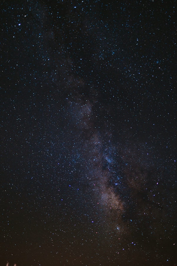 夜空中的明亮月亮